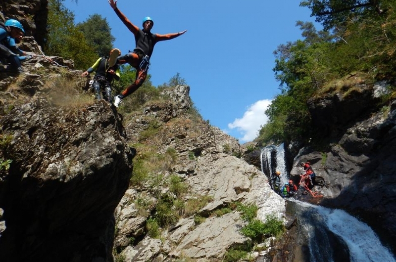 saut dans le canyon de bramabiau à deux pas de l'aveyron et de millau