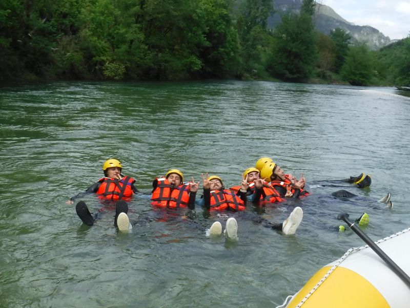 pause surla descente des gorges du tarn en canoraft