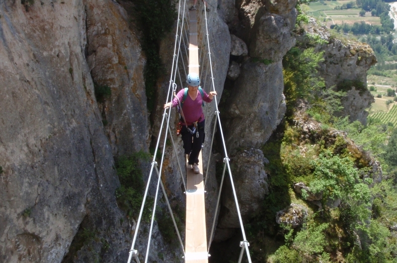 passerelle sur la via ferrata de liaucous près de millau